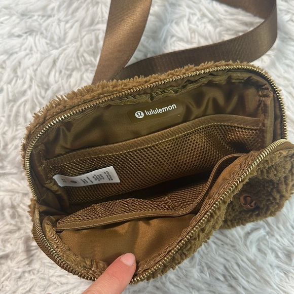 Lululemon Everywhere Fleece Belt Bag Burnt Caramel - Picture 2 of 5